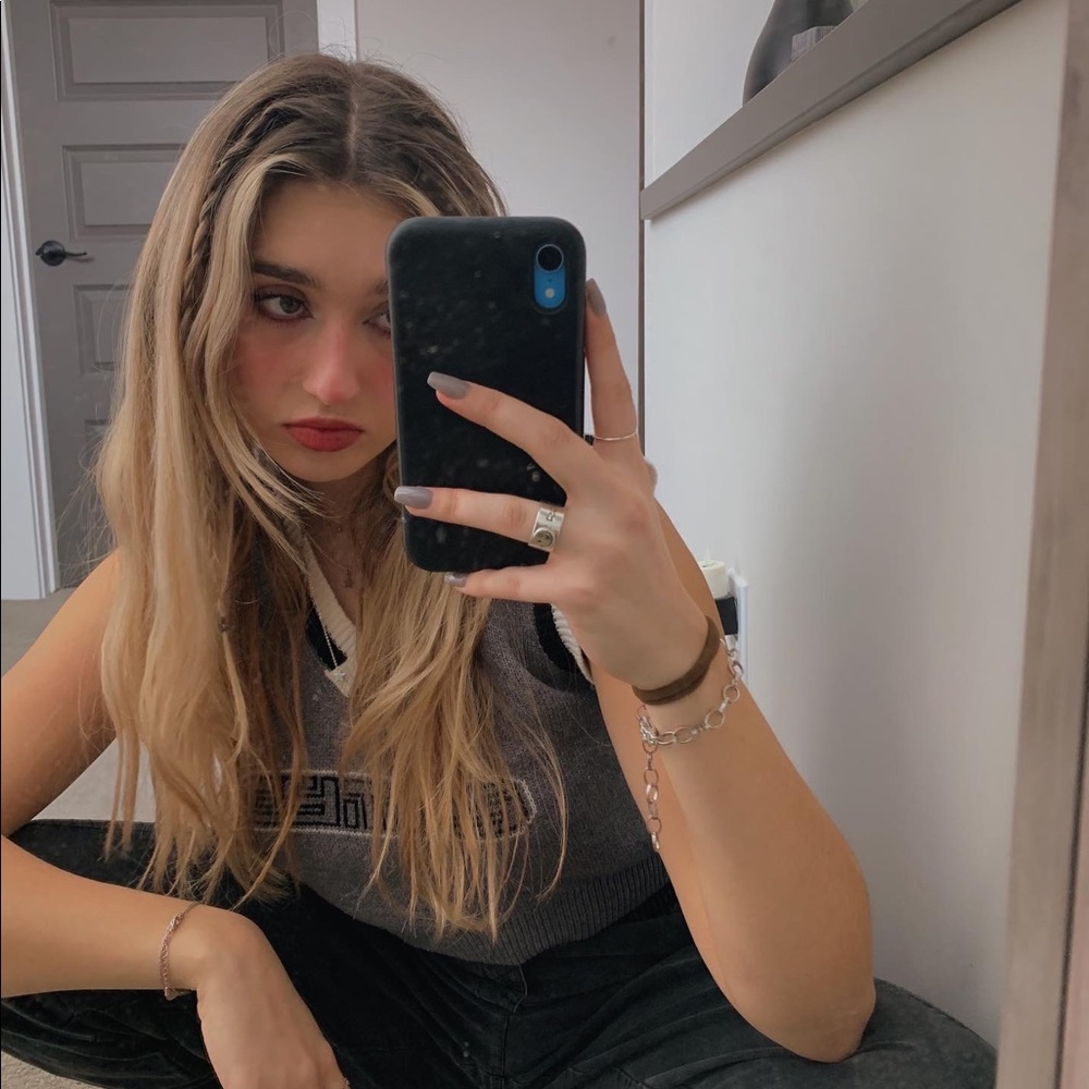 Meet your Posher, Ava